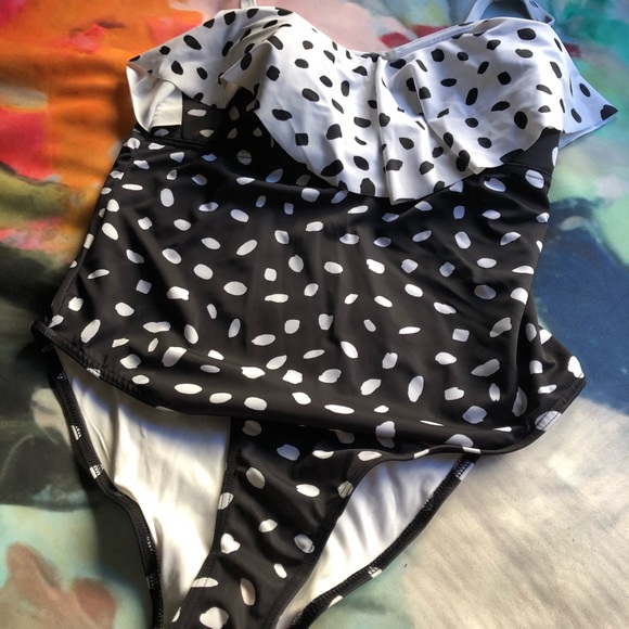 ASOS Polka Dot 1pc Floaty Bandeau Swimsuit - Picture 3 of 4